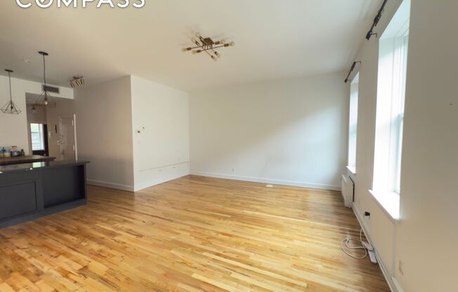 458 W 22 ST