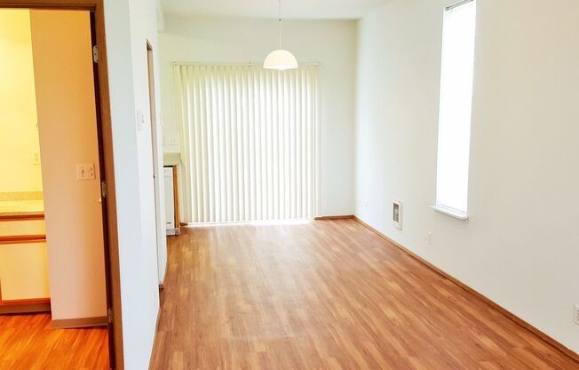 2 beds, 1.5 baths, 896 sqft, $1,450, Unit 638 LaSalle Street #3