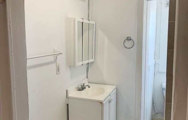 2 beds, 1 bath, $900, Unit 54 JAMES ST. (3RD FLR. REAR)