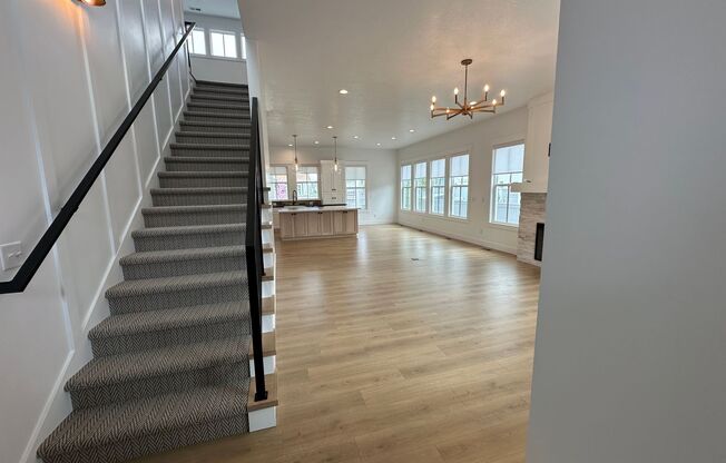 Gorgeous 5 Bed 3.5 Bath Home at Daybreak Island