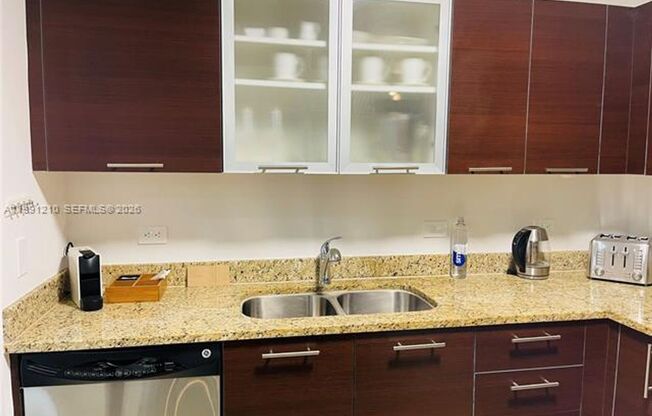 1 bed, 1 bath, 981 sqft, $3,350, Unit 41 SE 5th St # 2305