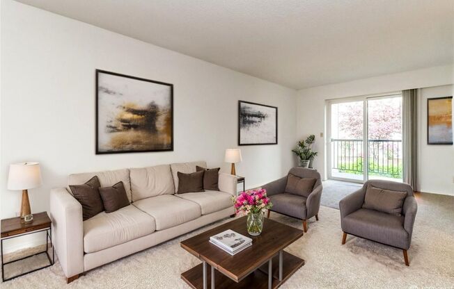 Bellevue Manor Condo, Great Location across from Microsoft