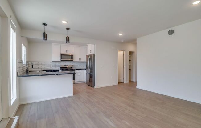 2 beds, 1 bath, 816 sqft, $4,100, Unit 3640