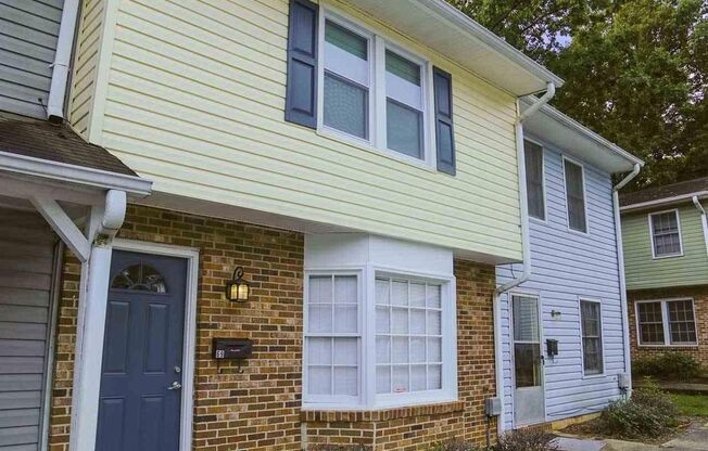 Greenville - Beautifully Renovated 3 BR/1.5 BA Townhome Conveniently Located Near 1-85!
