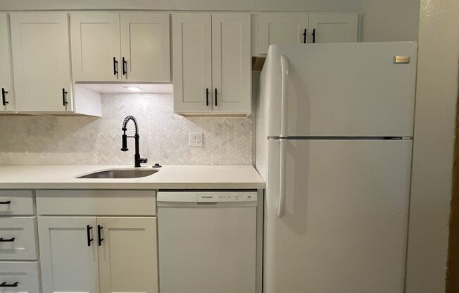 Cozy 1-Bedroom Retreat with Modern Finishes & Washer/Dryer