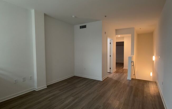 1 bed, 1.5 baths, 889 sqft, $2,710, Unit 461