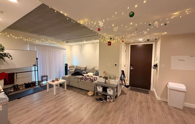 2 beds, 1 bath, 826 sqft, $2,600, Unit 410