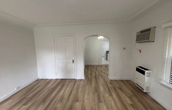 5225 De Longpre Ave