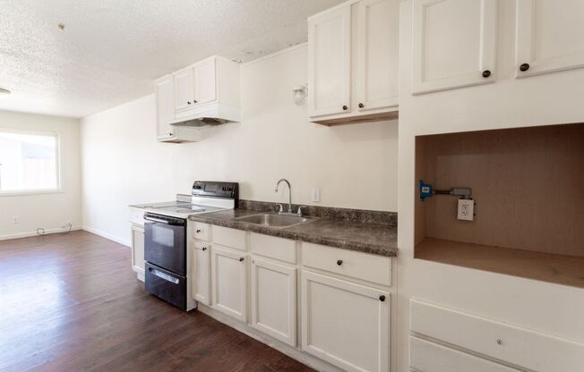 2 beds, 1 bath, $1,400, Unit 1816 HILE #C1