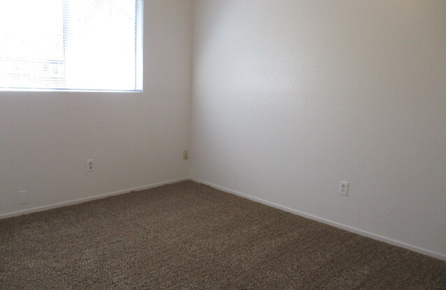 2 beds, 1 bath, $1,275, Unit 1585