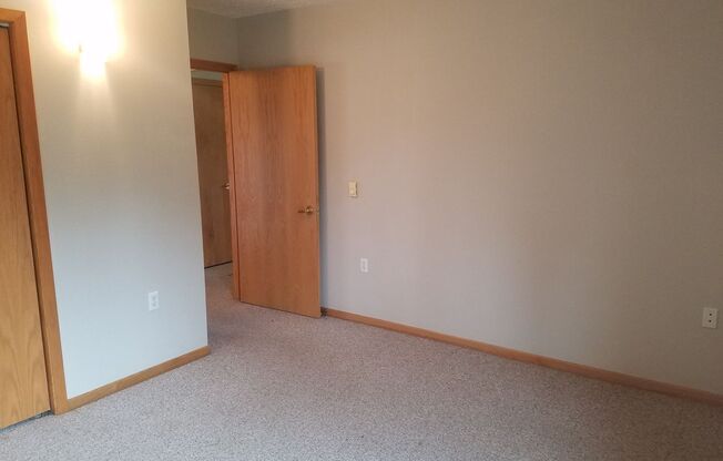 2 beds, 1 bath, $715