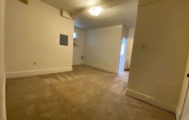 Great One Bedroom on Fifth Ave in Oakland! Amazing Campus Location! Call Today!