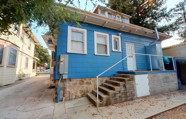 Cozy 2 Bedroom, 1 Bath Plus Bonus Space Located in Redlands!