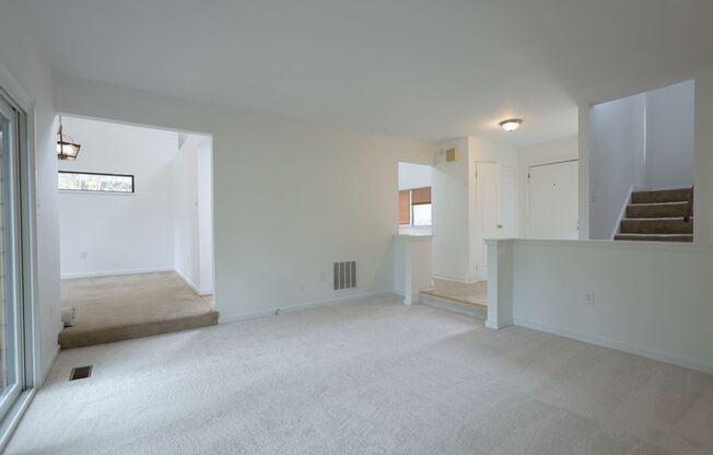 Spacious 4 Bedroom House in Beautiful Columbia!