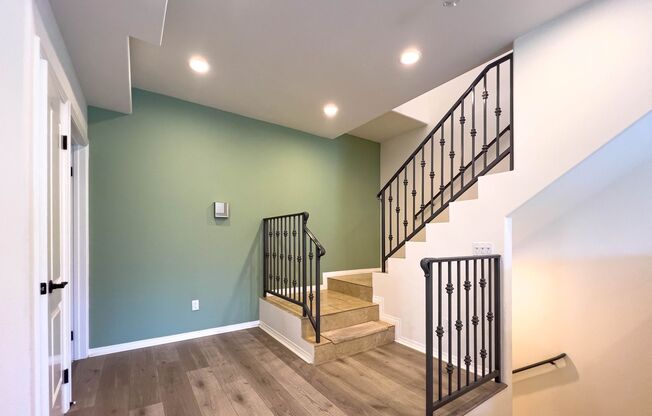 Modern Hillside 4Bed / 3.5 Bath Retreat with Stunning Views & Luxurious Amenities