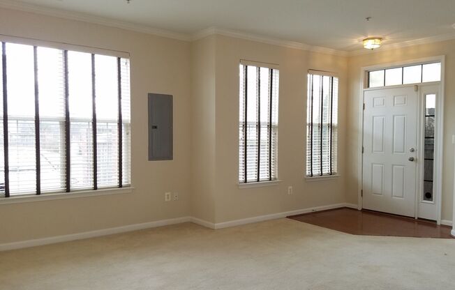 3 Level *END UNIT* townhouse in Frederick neighborhood available mid-June!
