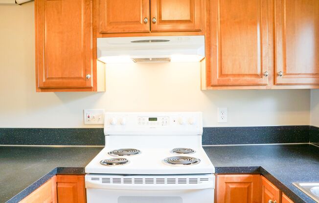 Updated Vintage 2Bed Courtyard Flat w/Hardwoods & DW by Mt. Tabor!