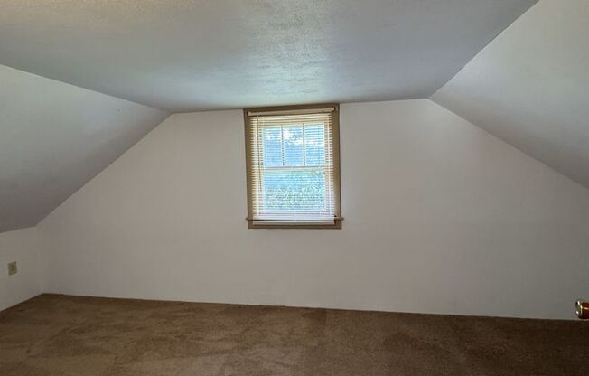 3 beds, 1 bath, 1,016 sqft, $1,495