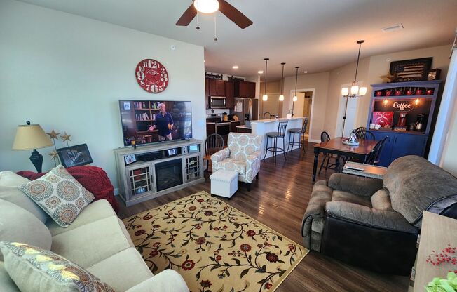 2 beds, 2 baths, 1,161 sqft, $1,795, Unit 124-221