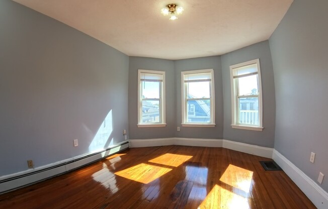 3 beds, 1 bath, $3,000, Unit 3