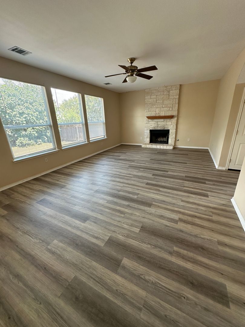 Large single family home - Available now!
