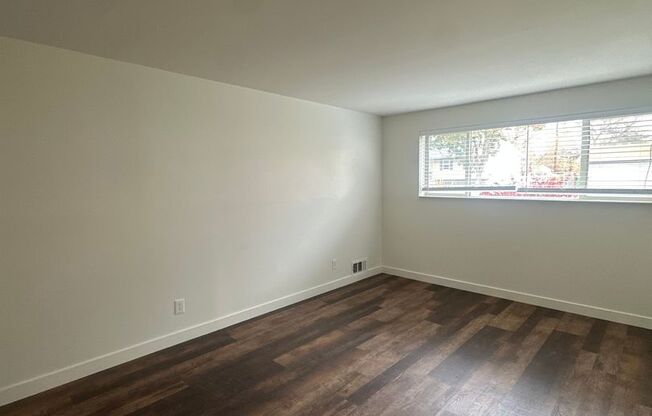 2 beds, 1 bath, 905 sqft, $1,300, Unit 5490-B
