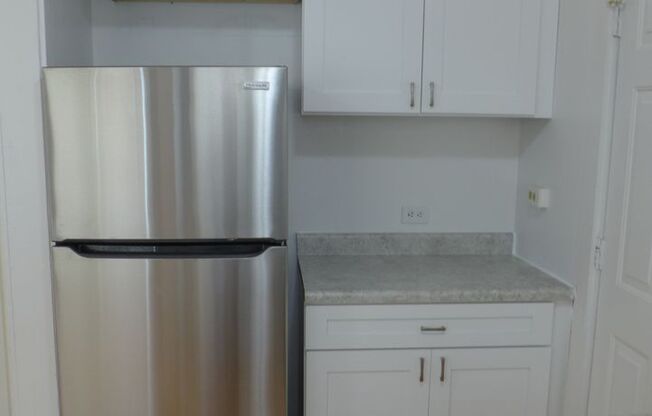 2 beds, 1 bath, $1,325, Unit 2048 Kostner - 1A