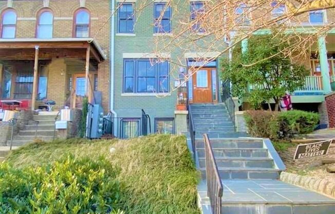 Spacious 2 BR/2 BA Apartment in Columbia Heights!