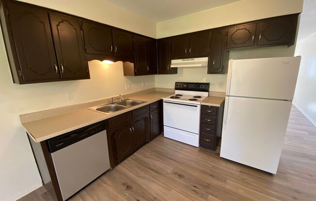 2 beds, 1 bath, 675 sqft, $795, Unit 303 W Young Ave. Apt 33