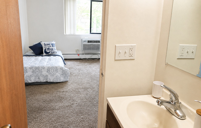 Studio, 1 bath, $1,115, Unit 126-6A
