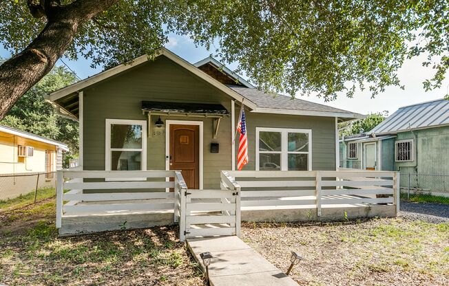 CHARMING LONE STAR DISTRICT COTTAGE