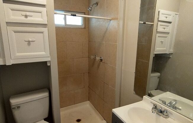$675 - 1 bedroom/ 2 bathroom - 2 story Apartment in Historic Delano