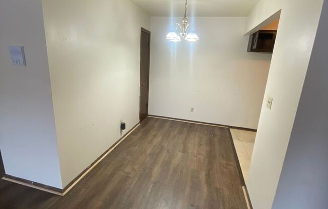1 bed, 1 bath, 700 sqft, $899, Unit Custer-201