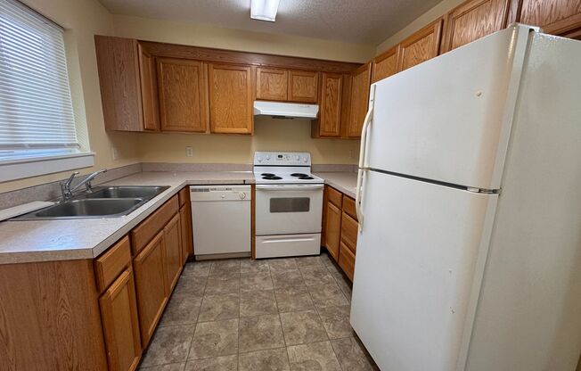 Blocks from UO! 2 bedroom 1.5 bath with in unit laundry and off street parking Available in August