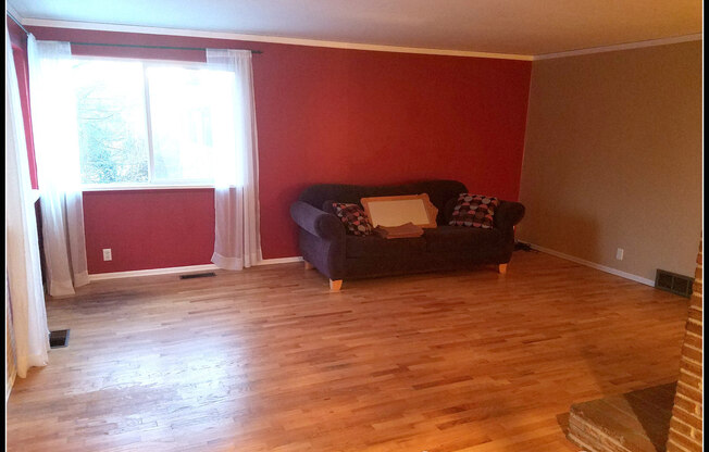 Downtown Burien duplex - main floor rambler unit - 3 bedroom 1 bath, storage & washer/dryer! Available NOW!