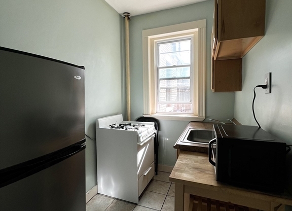 Studio, 1 bath, 306 sqft, $1,800, Unit 12