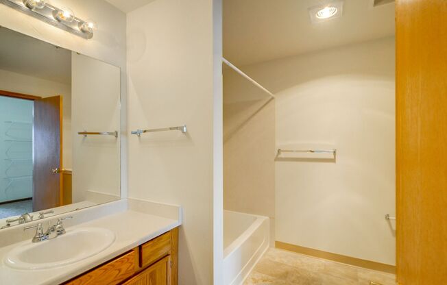 1 bed, 1 bath, 811 sqft, $1,595, Unit F304