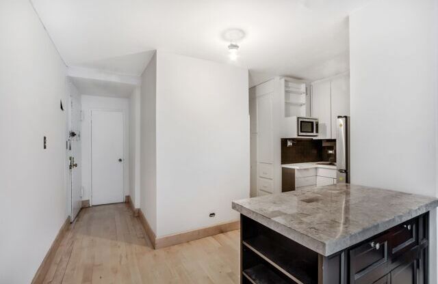 320 E 54 ST