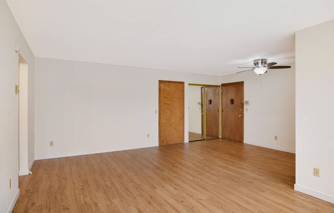 2 beds, 1 bath, $1,300, Unit 11