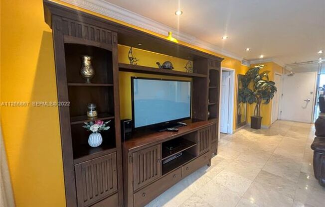 2 beds, 2 baths, 1,030 sqft, $4,000, Unit 5161 Collins Ave appt 1711