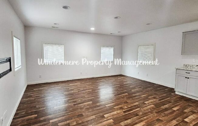 *AVAILABLE NOW!* Conveniently located 2 bed with loft in Central Kitsap, Large yard