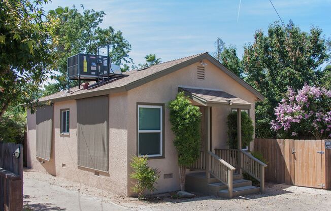 Cute 1 bedroom, 1 bathroom home in Pinedale offering many nice amenities.