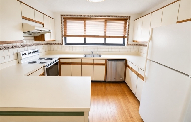 3 beds, 3.5 baths, 1,900 sqft, $4,800, Unit TH-3