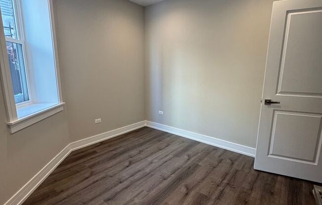 1710 W Lunt