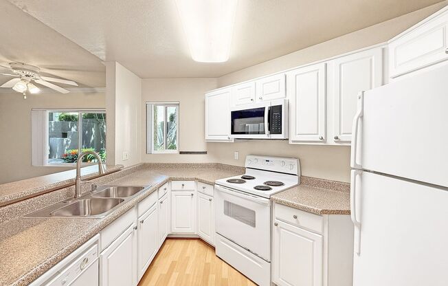 Gorgeous 1B/1BA Condo w/ Washer/Dryer, Walk-In Closet & Resort-Style Amenities!