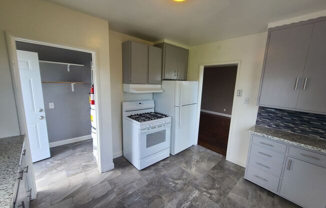 2 beds, 1 bath, $2,095, Unit 1934