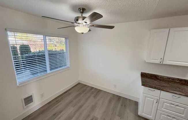 3 beds, 1 bath, 800 sqft, $1,595, Unit 52