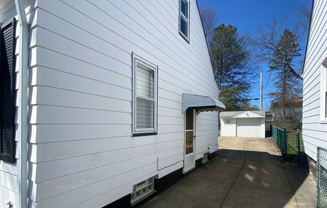Charming 3-Bedroom, 2-Bathroom Home In Maple Heights
