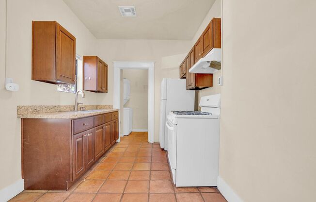 2 beds, 1 bath, 800 sqft, $1,395, Unit 904