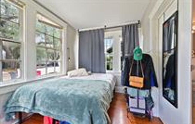 Adorable Cottage Just Steps from LSU's Campus and the Lakes!